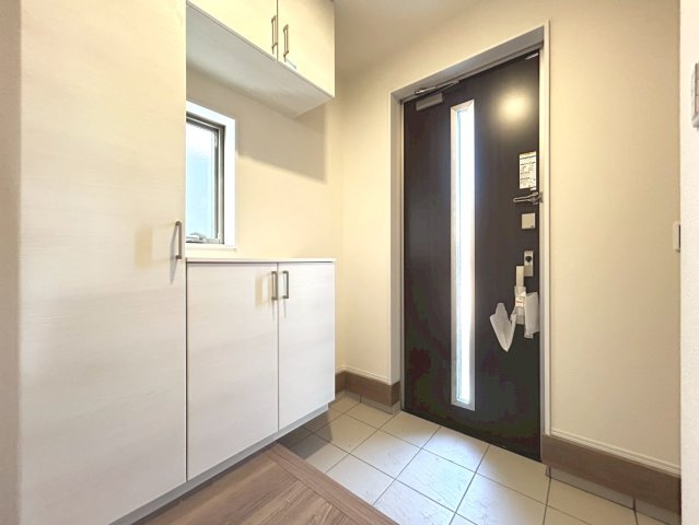 リーブルガーデン　一宮市千秋町加納馬場第7　全4区画分譲の玄関|【ピッキング防止機能付き玄関ドア錠】玄関ドアの鍵は上下に２つあり、内側の下段は脱着サムターンキー。
鍵を不正に開錠されても、もう１つの鍵でピッキングを防ぎます。防犯性の高い仕様になっています。