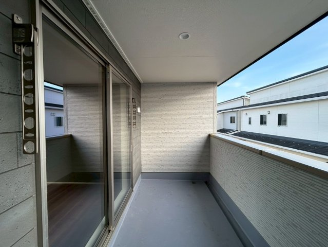 リーブルガーデン　一宮市千秋町加納馬場第7　全4区画分譲の玄関|大容量のシューズ収納付きで玄関周りもすっきり！玄関ドアからの光が玄関ホールを明るくしてくれます。