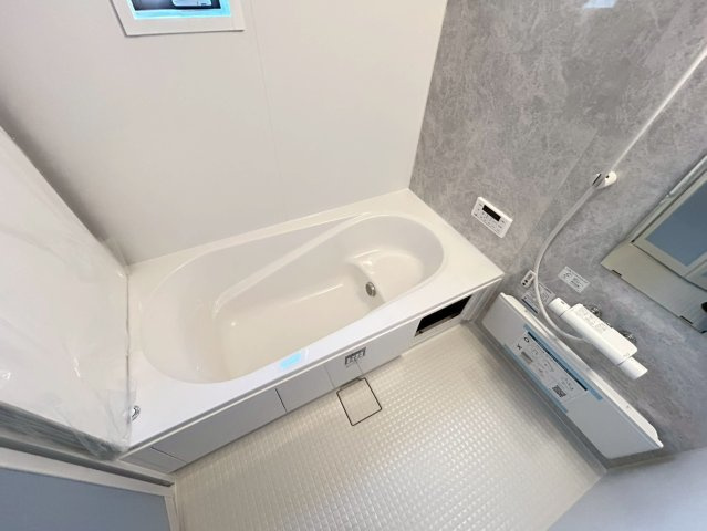 リーブルガーデン　一宮市千秋町加納馬場第7　全4区画分譲のキッチン|機能的で手入れがしやすいシステムキッチンでお掃除も楽々。蛇口は浄水器内蔵型で節湯CI対応水栓です。　
人造大理石カウンターやキッチンパネルなど明るくきれいにお使いいただけます。