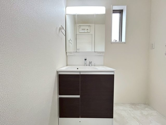 リーブルガーデン　一宮市千秋町加納馬場第7　全4区画分譲の浴室|明るく清潔感がある浴室。浴槽は環境にやさしい節水タイプ。浴槽内ステップで半身浴、親子入浴も安心です。
洗い場の床は乾きやすく滑りにくい快適仕様、水はけが良くカビの発生を軽減できます。
