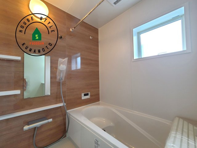 菊池市泗水町吉富第4₋3棟(2号棟)の内観：施工例|ウ窓もあるので換気も安心ですね。同社仕様。1日の疲れを癒してくれる広々バスルーム。雨の日のお洗濯にも大活躍な浴室乾燥機付です！