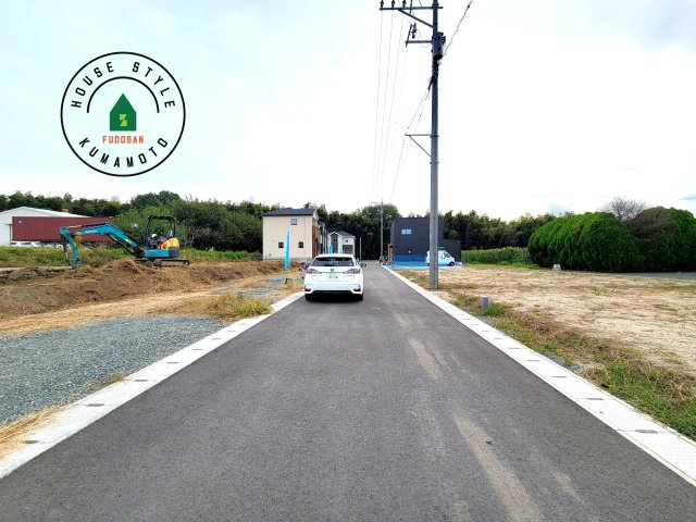 菊池市泗水町吉富第4₋3棟(2号棟)の前面道路含む現地写真|前面道路は閑静な住宅地をはしる車通りの少ない道路。お車の出し入れが苦手なママや小さなお子様にも安心ですね。しっかり舗装もされているので、ベビーカーや自転車で通っても快適に通行できます。