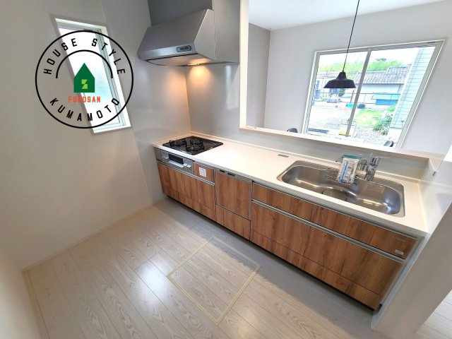 菊池市泗水町吉富第4₋3棟(2号棟)の内観：施工例|ダイニングテーブルへの配膳がラクラク、お料理はかどるカウンター付きシステムキッチン！