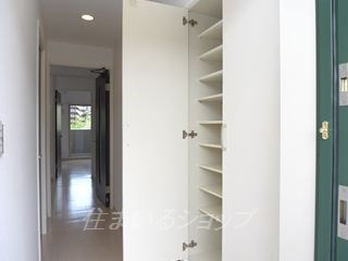 広島市安佐北区倉掛３丁目の賃貸マンションの玄関|大型シューズボックス