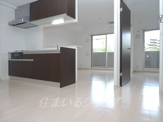 広島市安佐北区倉掛３丁目の賃貸マンションの居間・リビング|人気の対面キッチン