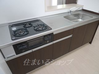 広島市安佐北区倉掛３丁目の賃貸マンションのキッチン|３口ガスコンロ・グリル付き