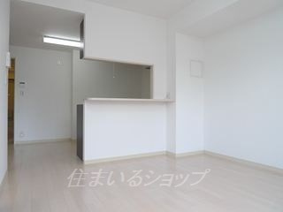 広島市安佐北区倉掛３丁目の賃貸マンションの居間・リビング|人気の対面キッチン