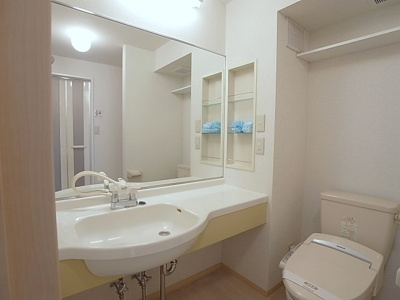 【洗面所】 | フレエール谷上 | ホテルのようなシャワー付き洗面