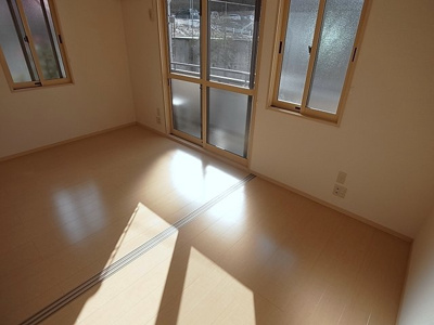 【内装】 | フレエール谷上 | バルコニーに面した風通しの良い洋室