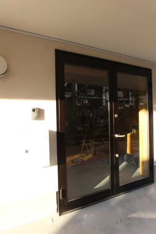 TSUBANA　F棟のエントランス