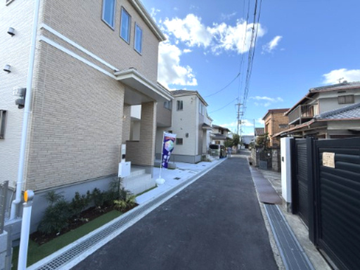 堺市美原区黒山　新築一戸建ての前面道路含む現地写真