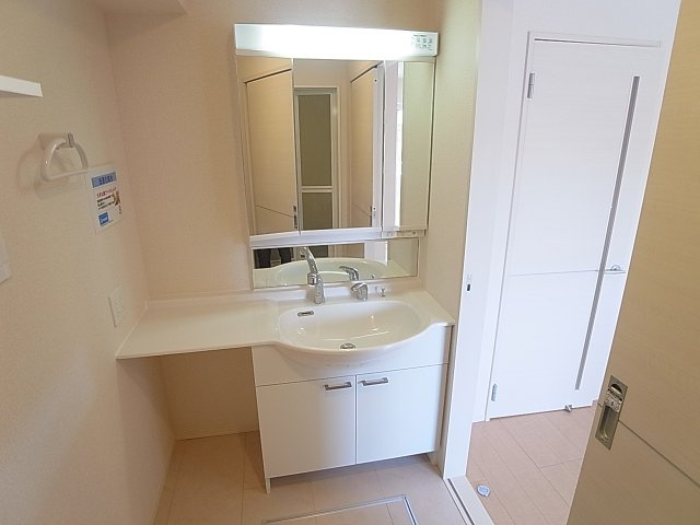 プランドールハイムの洗面所|シャンプードレッサーの３面鏡の洗面台