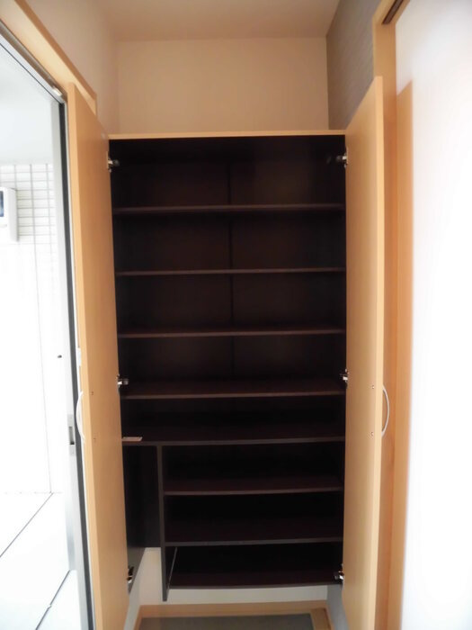 ワレア城前の玄関|収納もある玄関です