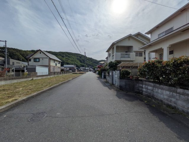 倉敷市玉島阿賀崎 中古住宅の前面道路含む現地写真|◆東側前面道路は幅員6ｍあり車の出し入れがし易いです。