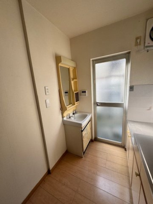 【独立洗面台】 | 久宝寺高原貸家 | 朝の支度にも助かる、独立の洗髪洗面化粧台