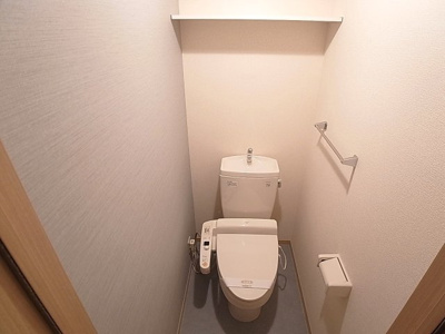 【トイレ】 | ラスルプレイス | 温水洗浄便座付きトイレ、上部棚付き