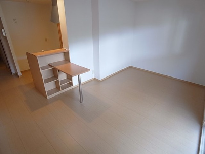 【内装】 | ラスルプレイス | リビングスペースは広々しており、使い勝手良好