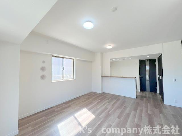 茅ヶ崎市汐見台　ヴェレーナ茅ヶ崎海岸の居間・リビング|リビングゆとりのある広さで明るい日差しが降りそそぎます♪