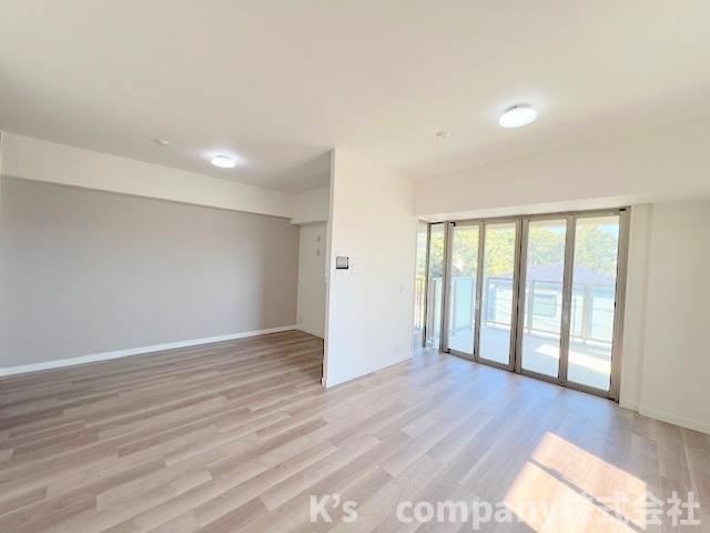 茅ヶ崎市汐見台　ヴェレーナ茅ヶ崎海岸の居間・リビング|リビングにいるご家族を感じながらお料理ができるカウンターキッチン☆