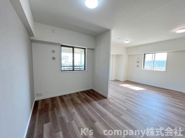 茅ヶ崎市汐見台　ヴェレーナ茅ヶ崎海岸の居間・リビング|正面にカウンタ―キッチンが見えます☆