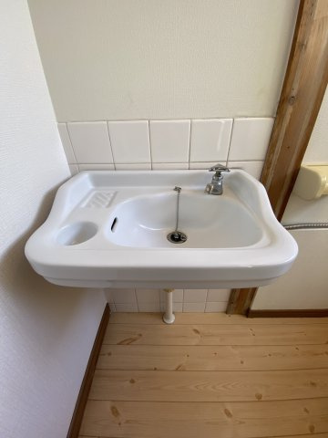 OKハウス有家の洗面所|トイレはコンパクトな手洗い器付きです。