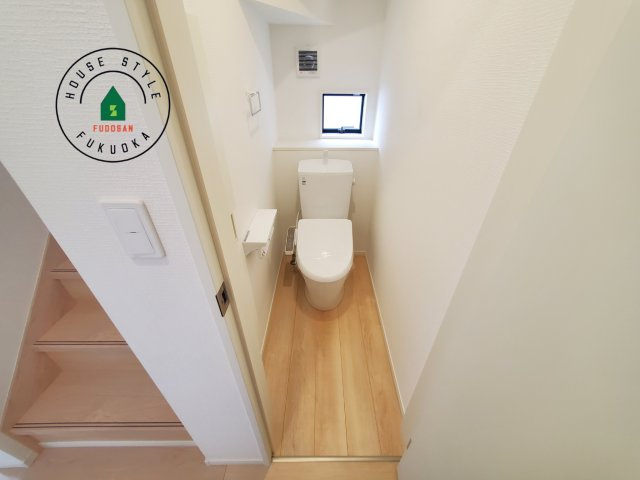 大野城市乙金3丁目第3-１棟（1号棟）の内観：施工例|トイレ・ウォシュレット付。快適で衛生的な洗浄機能付温水シャワートイレです。収納や手すりもついてます。