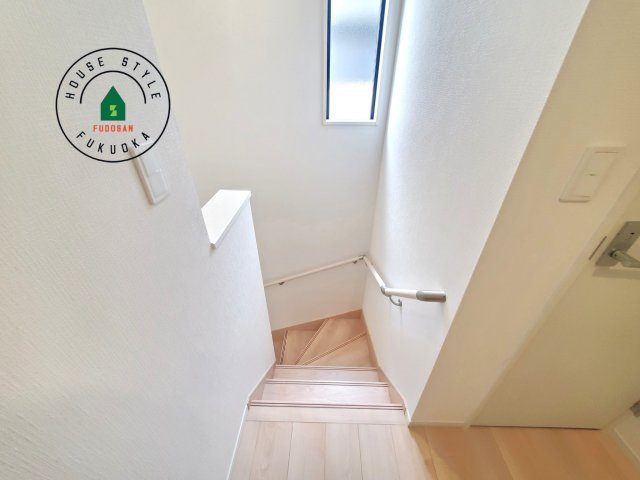 大野城市乙金3丁目第3-１棟（1号棟）の内観：施工例|＜手すり付階段＞手すりがないと階段の昇り降りで危険なことはもちろん、壁に手をつきながら歩くことで壁紙が汚れやすくなります。すべての方に快適に昇り降りしていただくため、手すりを設置しました。