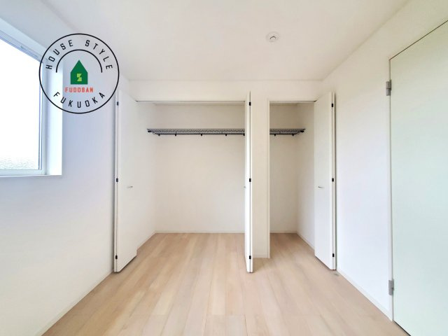 大野城市乙金3丁目第3-１棟（1号棟）の内観：施工例|壁面クローゼットのメリットは、衣類が横一列に並ぶためひと目で洋服が選びやすいこと。衣類をたくさんお持ちの方も、限られたスペース内に無理なく収納することができます。