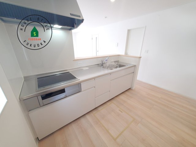 大野城市乙金3丁目第3-１棟（1号棟）の内観：施工例|カウンターキッチンなら、リビングで遊ぶ子供の様子を見ながら料理ができるので安心です。料理を運んでもらったり、子供にお手伝いしてもらいやすいのもいいですね。