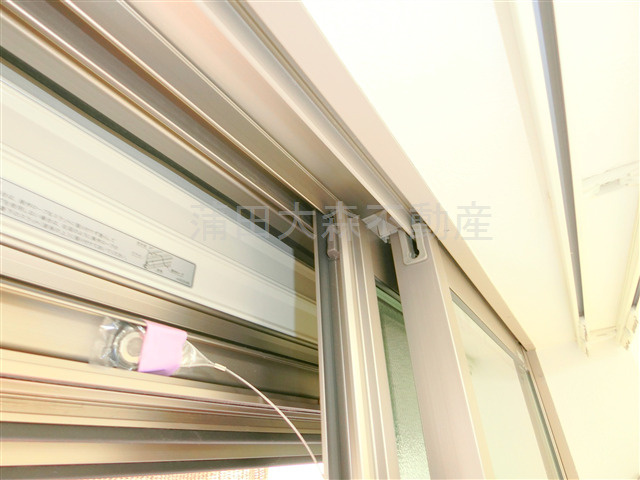 サンシャイン南馬込の設備|防犯シャッターと室内物干しフックあります！