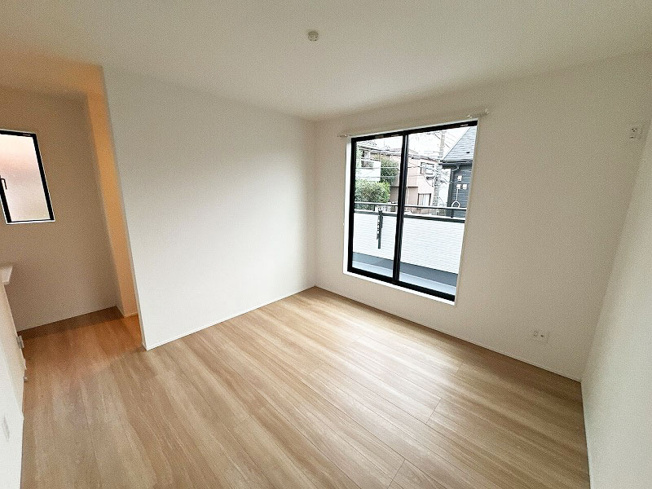 【洋室】 | 富士見市山室2丁目　新築一戸建住宅　全2棟　(ふじみ野店) | 洋室7.12帖。
WICを備えた主寝室。
バルコニーとつながり開放感を感じられます。