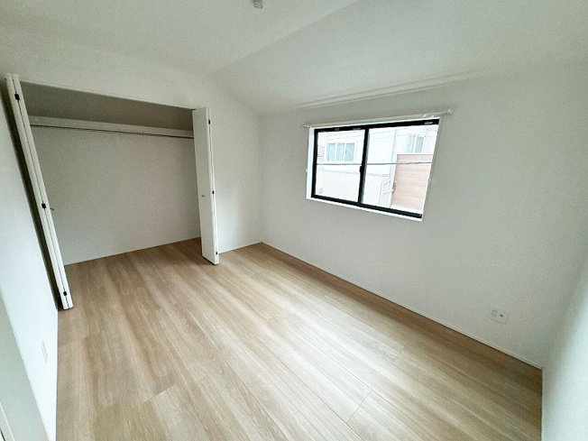 【洋室】 | 富士見市山室2丁目　新築一戸建住宅　全2棟　(ふじみ野店) | 洋室6.0帖。
収納力のあるクローゼットを備えた洋室です。