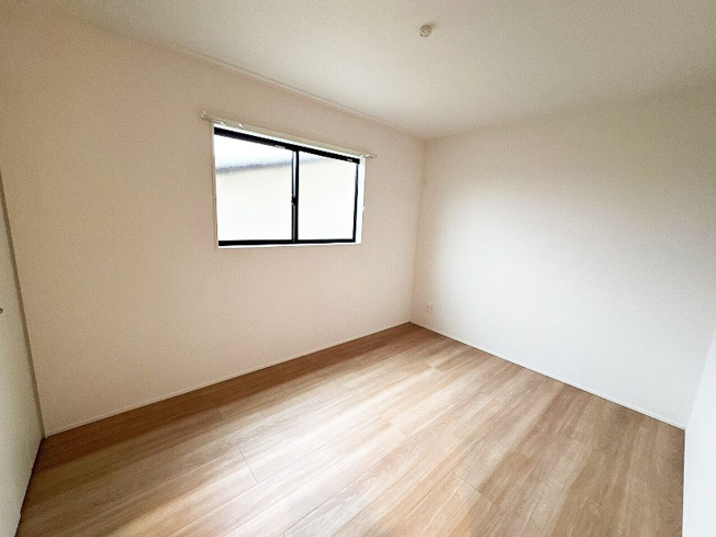 【その他】 | 富士見市山室2丁目　新築一戸建住宅　全2棟　(ふじみ野店) | 納戸6.0帖。
使用頻度の低い物や、大きなお荷物等をまとめて置ける収納部屋としても活躍の納戸です。