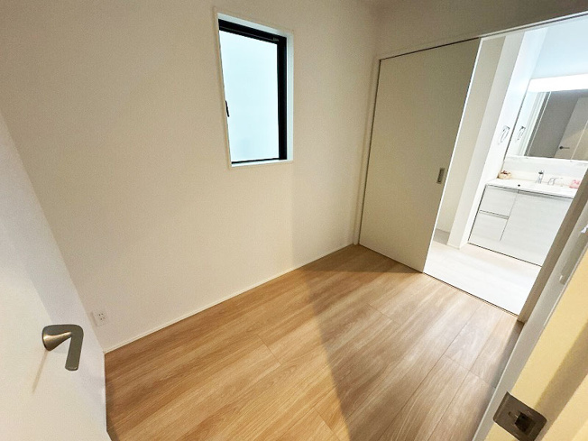 【その他】 | 富士見市山室2丁目　新築一戸建住宅　全2棟　(ふじみ野店) | サービスルーム3.0帖。
玄関と洗面室の二方向から出入りのできる2wayサービスルーム。