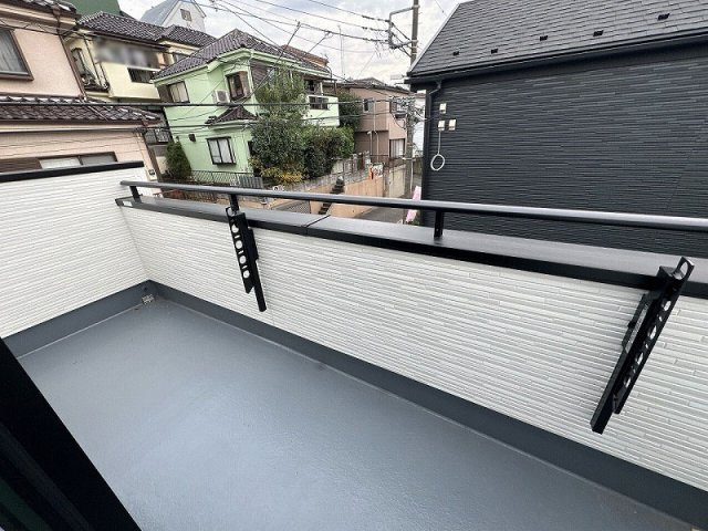 【バルコニー】 | 富士見市山室2丁目　新築一戸建住宅　全2棟　(ふじみ野店) | ゆとりある広さのバルコニーは洗濯物が干しやすく快適です！