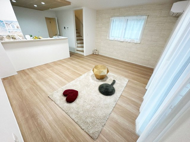 【居間・リビング】 | 富士見市山室2丁目　新築一戸建住宅　全2棟　(ふじみ野店) | LDK16帖。
生活の中心となるリビングは対面式キッチンとリビング階段を採用しており、
ご家族とのコミュニケーションが取りやすい空間となっています。