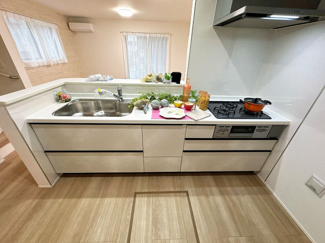 【キッチン】 | 富士見市山室2丁目　新築一戸建住宅　全2棟　(ふじみ野店) | 食器の配膳、片付けがしやすいカウンターキッチン。
スライド収納や床下収納を活用し、キッチンまわりの整頓も楽々に。