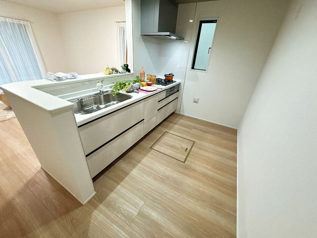 【キッチン】 | 富士見市山室2丁目　新築一戸建住宅　全2棟　(ふじみ野店) | キッチンには窓があり効率良く換気ができます。