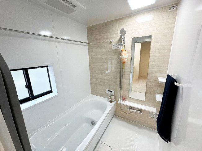 【浴室】 | 富士見市山室2丁目　新築一戸建住宅　全2棟　(ふじみ野店) | 浴室乾燥付きのユニットバス。
ベンチタイプの浴槽は半身浴にもおすすめです！
段差があることにより、お子様やご高齢の方の入浴も安心です。
