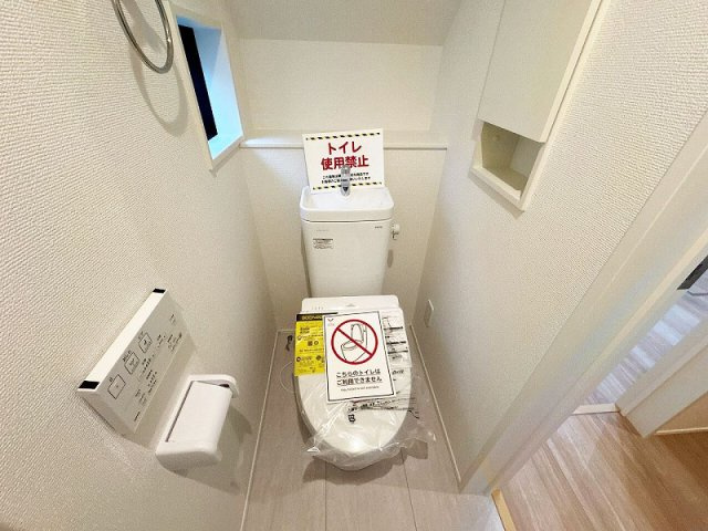 【トイレ】 | 富士見市山室2丁目　新築一戸建住宅　全2棟　(ふじみ野店) | 温水洗浄便座のトイレ。
後方のカウンターはトイレ用品を置くスペースとしても便利です。