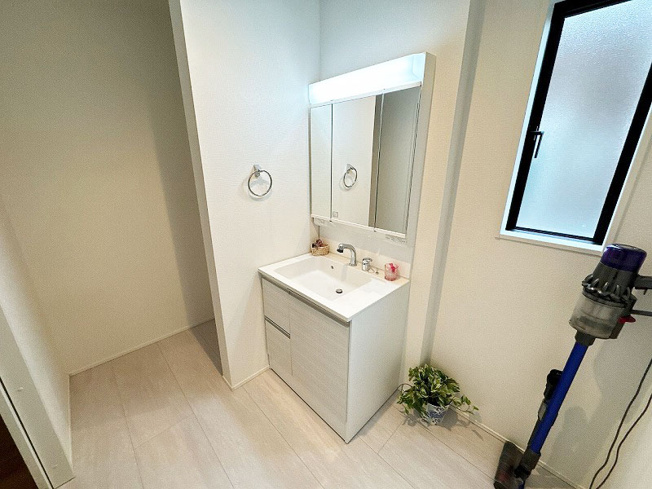 【洗面所】 | 富士見市山室2丁目　新築一戸建住宅　全2棟　(ふじみ野店) | 身支度のしやすく使い勝手の良い三面鏡洗面化粧台です。