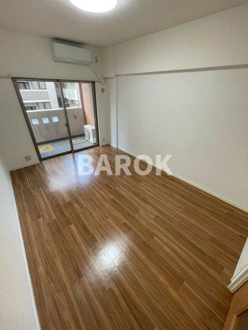 ダイナコートエスタディオサラA棟の居間・リビング