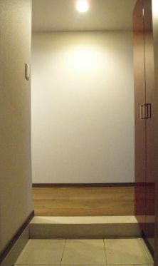 【玄関】 | ソレイユ蔵前 | 収納もある玄関です