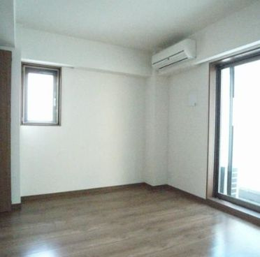 【居間・リビング】 | ソレイユ蔵前 | こちらの居間で趣味の時間をお楽しみください