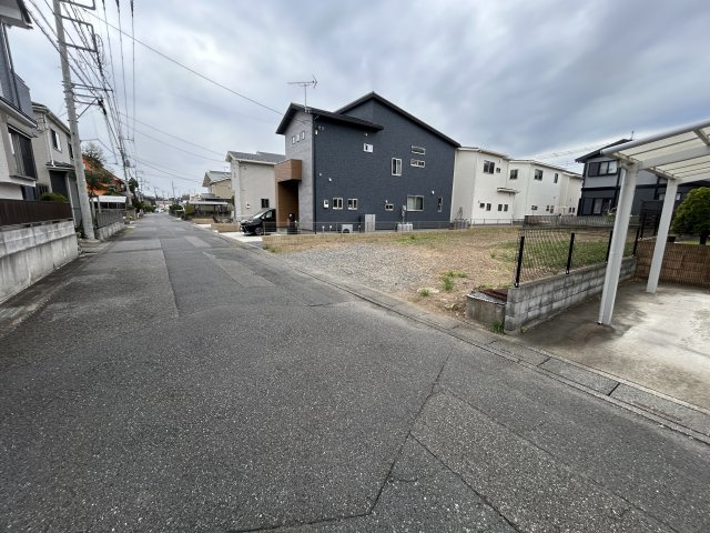 東松山市御茶山町　土地74坪の前面道路含む現地写真|東側幅員約6ｍ公道に約10.6ｍ接道