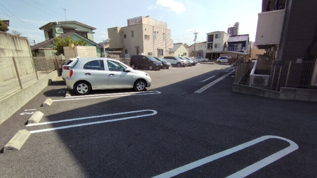 Ｄ－ｒｏｏｍ門前の駐車場