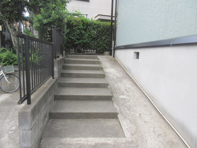 ハイツ飯田のエントランス|エントランスアプローチ