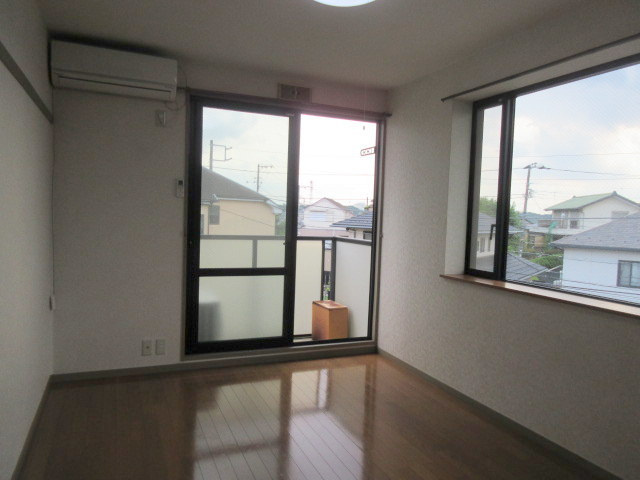 ハイツ飯田の居間・リビング|角部屋２面採光で明るい室内　洋室６帖