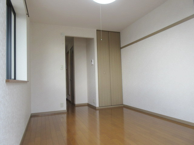 ハイツ飯田の居間・リビング|すっきりとしたフローリングの洋室６帖