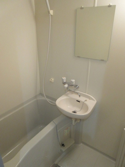 ハイツ飯田の浴室|清潔感のある２点ユニット式バスルーム